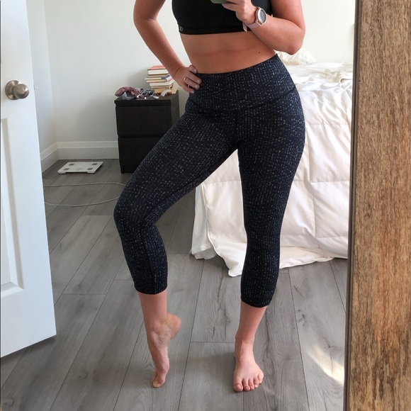 Cute keyhole detail Lululemon Crops - Picture 5 of 13